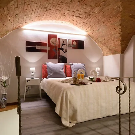 Апартаменти Bricks Ceiling Next To Duomo And Campo *